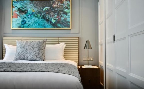 3 Bedroom Deluxe Apartment Near Barclays Bank LON 7 Luxury Bookings