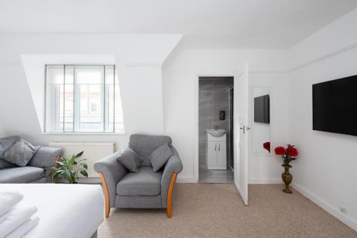 3 Bedroom Apartment Near Sobell Leisure Centre LON 6 Luxury Bookings