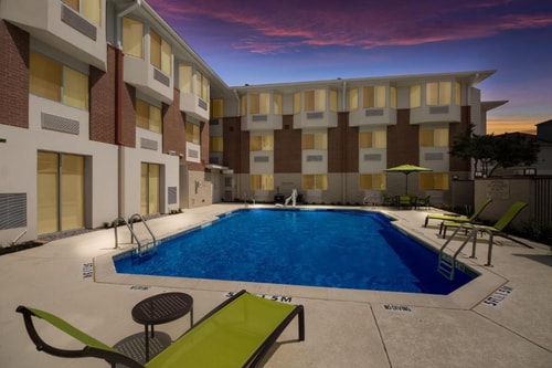 King Suite Near Octapharma Plasma DAL 6 Luxury Bookings