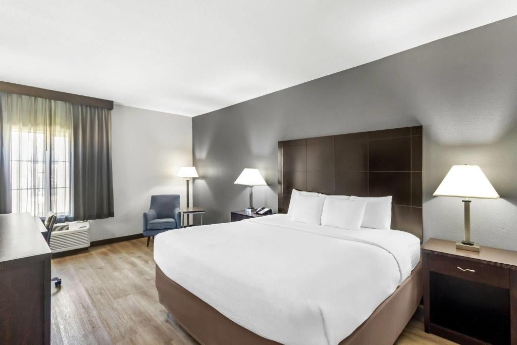 King Room Near Shadowbriar Elementary School HOU Luxury Bookings