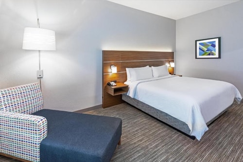 Standard King Room Near Simons Pharmacy HOU 2 Luxury Bookings
