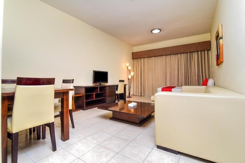 Deluxe 1 Bedroom Apartment Walk To Gardens Metro 4 Luxury Bookings