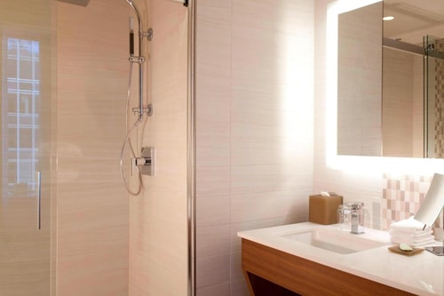 Guest Room Near Speed Burgers and More DAL 2 Luxury Bookings