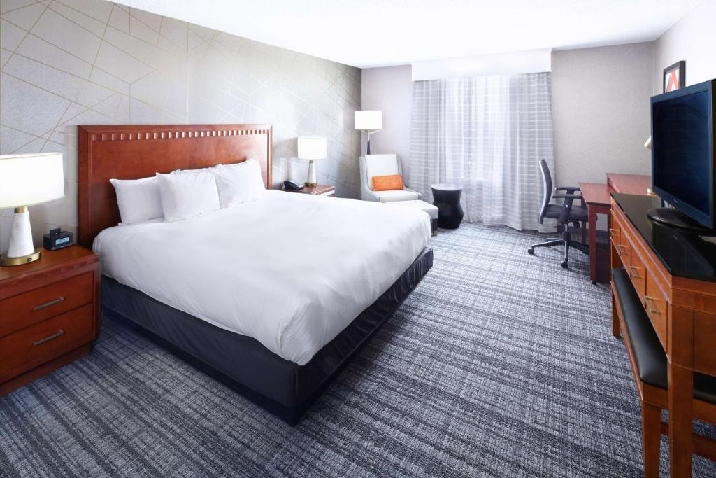King Room Near Holiday Park DAL Luxury Bookings