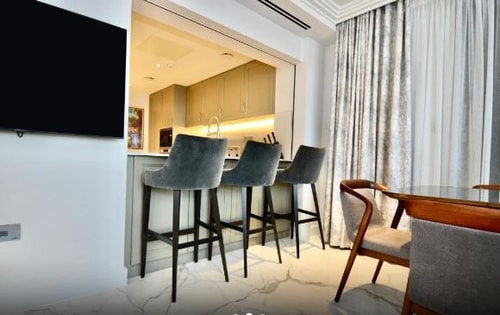 4 Bedroom Deluxe Apartment Near Barclays Bank LON 10 Luxury Bookings