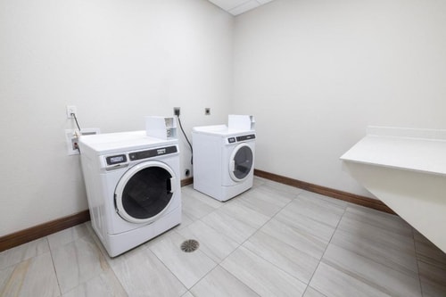 Standard King Room Near Betos Fast Food DAL 10 Luxury Bookings