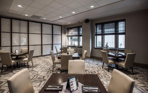 Deluxe Queen Room Near Dallas World Aquarium DAL 5 Luxury Bookings
