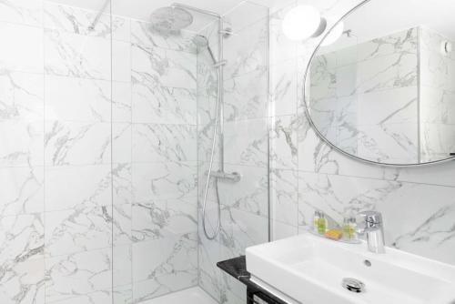 Queen Room Near E2 Staff Car Par LON 2 Luxury Bookings