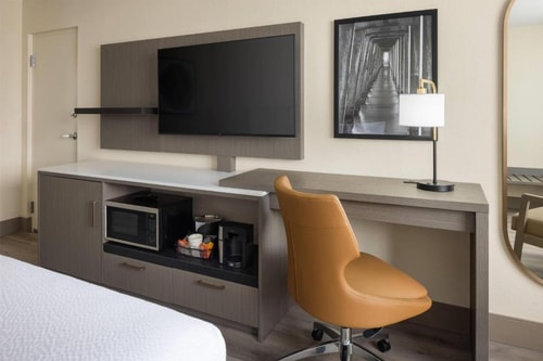 Deluxe King Room Lake View Near Cicis Pizza ORL 14 Luxury Bookings