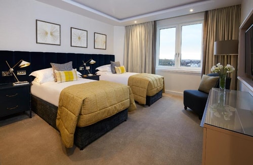 Superior 3 Bedroom Apartment Near Gloucester LON 4 Luxury Bookings