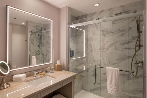 Guest room Near Federal American Grill HOU 3 Luxury Bookings