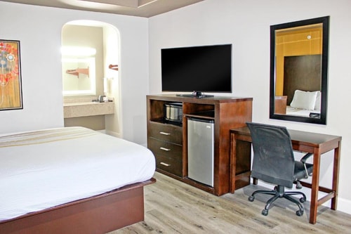 King Suite Near Northwest Point Business Park HOU 2 Luxury Bookings