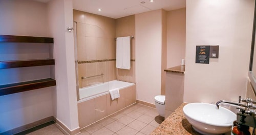 One Bedroom King Suite Near Civic Square Park 6 Luxury Bookings