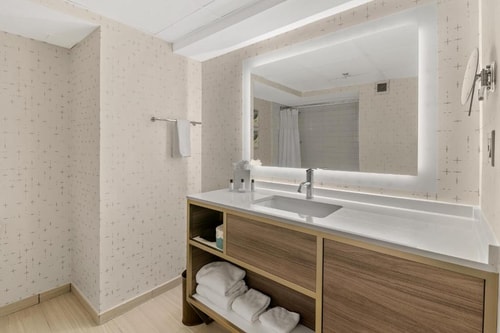 Standard King Or Twin Room Near Levy Park HOU 6 Luxury Bookings