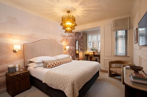 One Bedroom Apartment Near Walton Estates LON Luxury Bookings