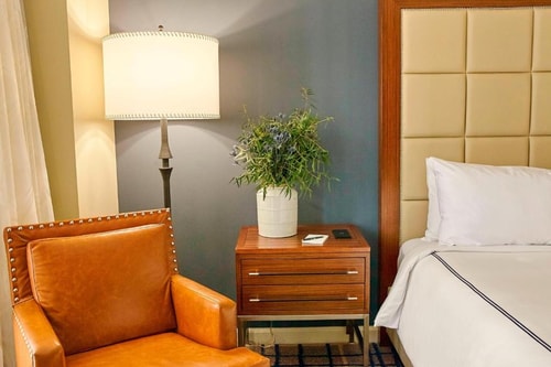 Deluxe Guest Room Near AT&T Headquarters DAL 3 Luxury Bookings