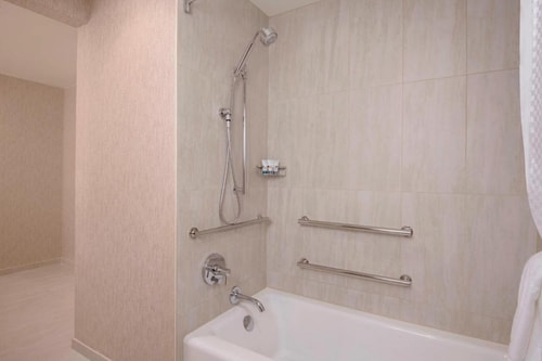 King Room Near AFS Premier Fitness DAL 2 Luxury Bookings