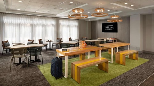 King Room Near Tradesmen International HOU 8 Luxury Bookings
