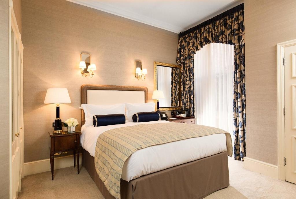 Classic Queen Room Near Dorotheum LON Luxury Bookings