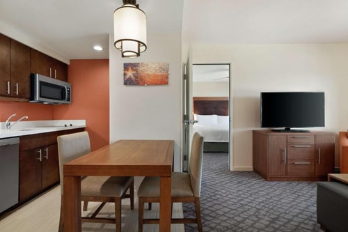 Queen Studio Near The Park At Willbern HOU 1 Luxury Bookings