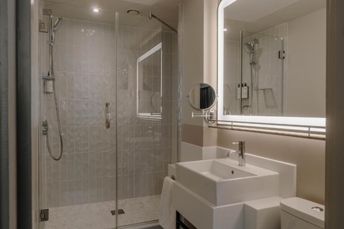 Small Queen Room Near Escape Entertainment LON 5 Luxury Bookings
