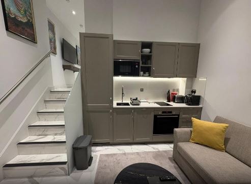 Studio Near Barclays Bank LON 7 Luxury Bookings