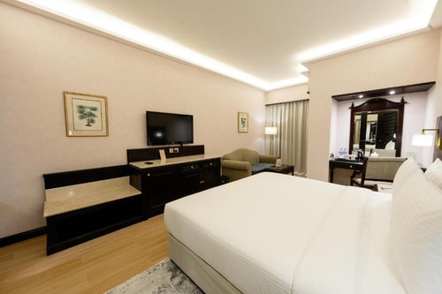 Deluxe King Or Twin Room Near Satwa Roundabout 3 Luxury Bookings