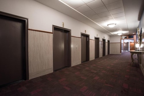 Deluxe Queen Room Near Dallas World Aquarium DAL 6 Luxury Bookings