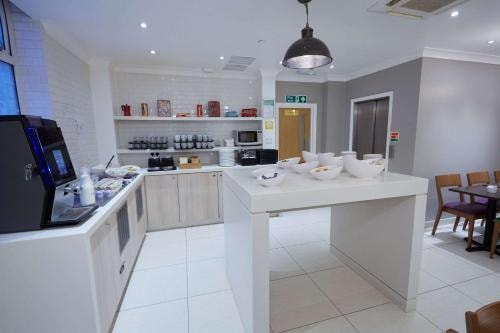 Double Or Twin Room Near Victoria Theatre LON 11 Luxury Bookings