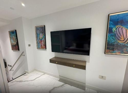 Studio Near Barclays Bank LON 4 Luxury Bookings