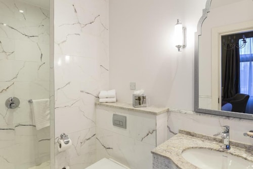 Classic Double Room Near Lily Close Green LON 3 Luxury Bookings