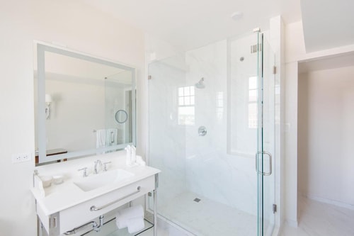 Classic King Room Near Turtle Creek Park DAL 3 Luxury Bookings