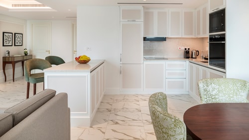 Deluxe Three Bedroom Apartment Near Expo City 6 Luxury Bookings