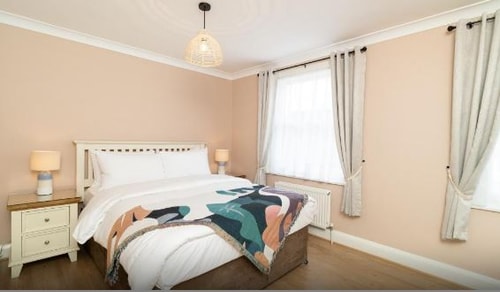 One Bedroom Apartment Near Tantric Journey LON 2 Luxury Bookings