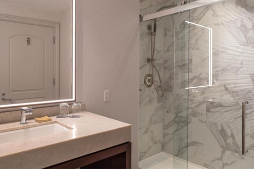 Guest room Near Federal American Grill HOU 4 Luxury Bookings