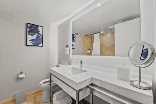 Standard Queen Room Near Bite Bistro Wine Bar ORL 5 Luxury Bookings