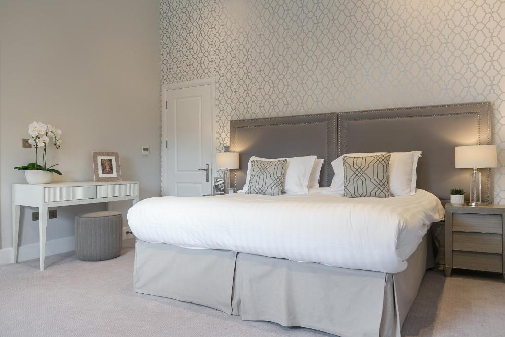 Three Bedroom Apartment Near Cleveland Square LON Luxury Bookings