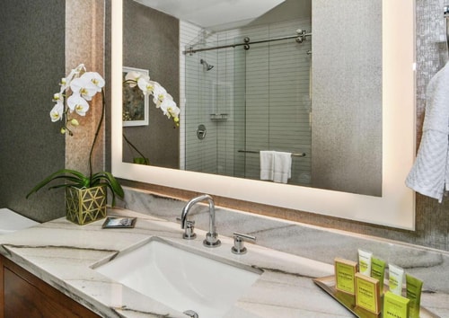 King Room Near Venture Commercial Real Estate DAL 3 Luxury Bookings