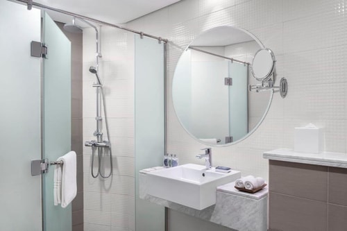 Deluxe King Or Twin Room Near Mazaya Centre Ad 6 Luxury Bookings