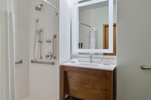 Guest Room Near Thorne Stadium HOU 2 Luxury Bookings
