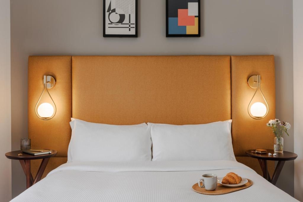 Queen Room Near Body Mind Soul Coach LON Luxury Bookings