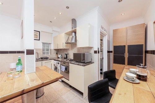 Deluxe Apartment Near Sobell Leisure Centre LON 4 Luxury Bookings