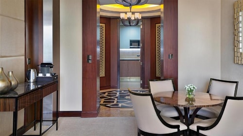 Two Bedroom Residential Suite Near WTC Metro 3 Luxury Bookings