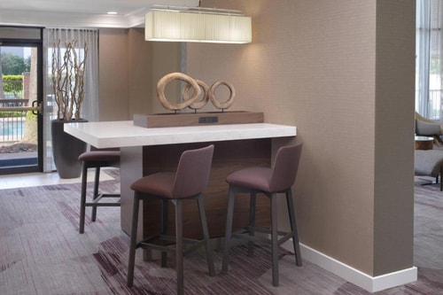 King Room Near 100 Acre Wood Preserve HOU 10 Luxury Bookings