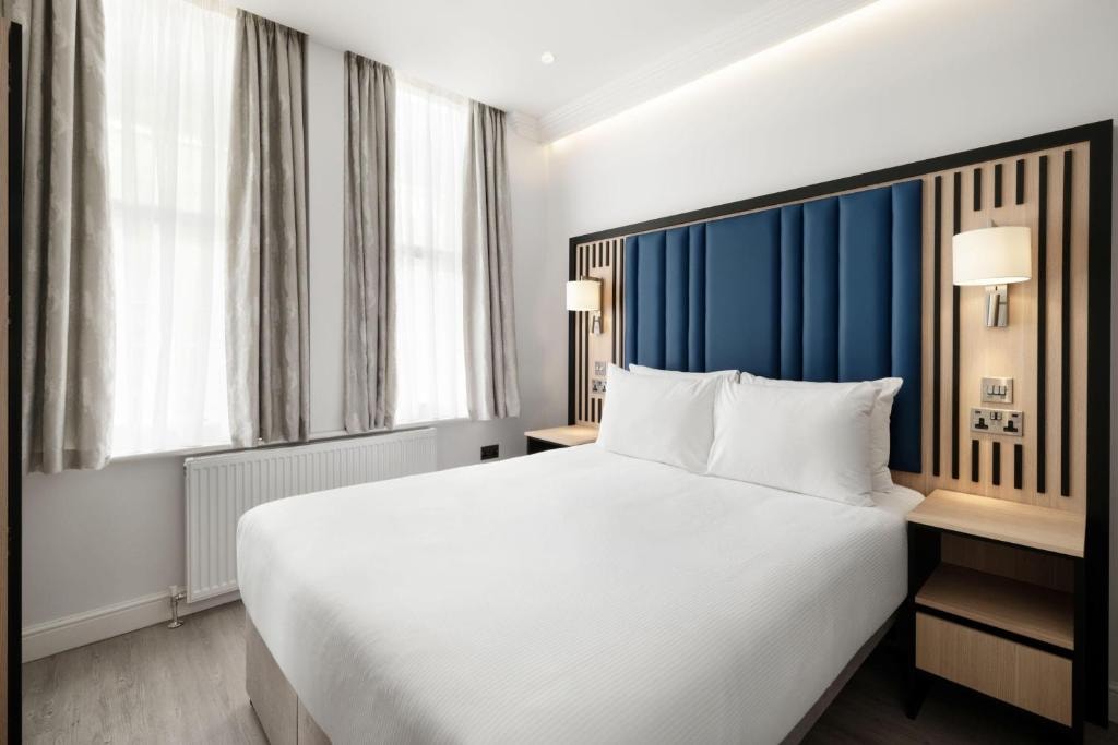 Queen Room Near The Chiswick Cinema LON Luxury Bookings