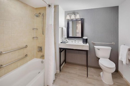 King Guest Room Near Everglades University ORL 2 Luxury Bookings