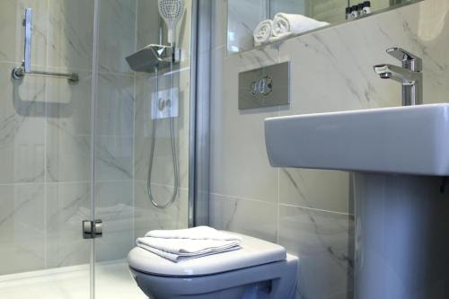 Double Room Near Italian Gardens London LON 8 Luxury Bookings