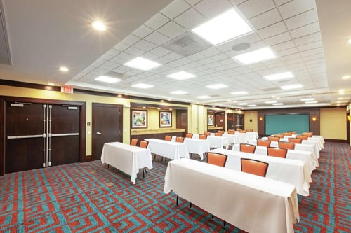 King Room Near UP Excellence Academy HOU 11 Luxury Bookings
