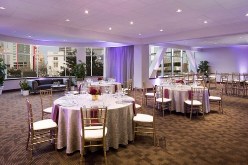 Queen Room Near Reunion Tower DAL 6 Luxury Bookings