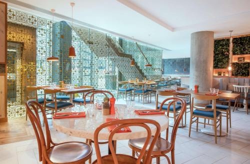 Queen Room Near Indescon Square LON 5 Luxury Bookings